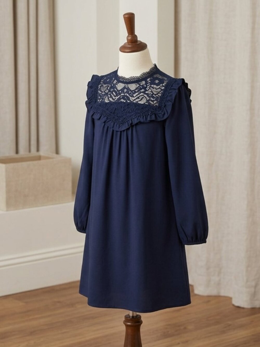 Vestido azul marin con encaje por la parte de enfrente y por la parte de atrás c